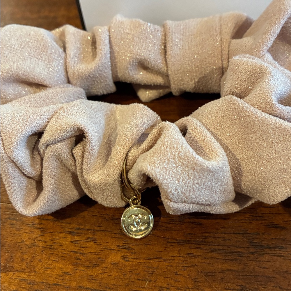 CHANEL Light Beige Fabric Scrunchie Duo with Logo Charms - Picture 2 of 4